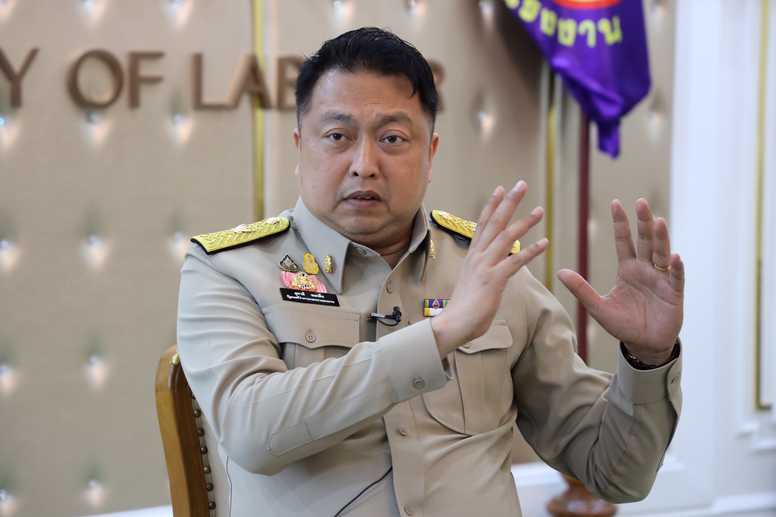 รัฐมนตรีว่าการกระทรวงแรงงาน สั่งการให้กรมจัดหางานทำงานเชิงรุก รวบรวมตำแหน่งงานว่างรองรับคนว่างงาน เกือบ100,000 อัตรา เร่งผลักดันสางปัญหาว่างงานในทุกภาคส่วน เนื่องจากผลกระทบพิษโควิด-19